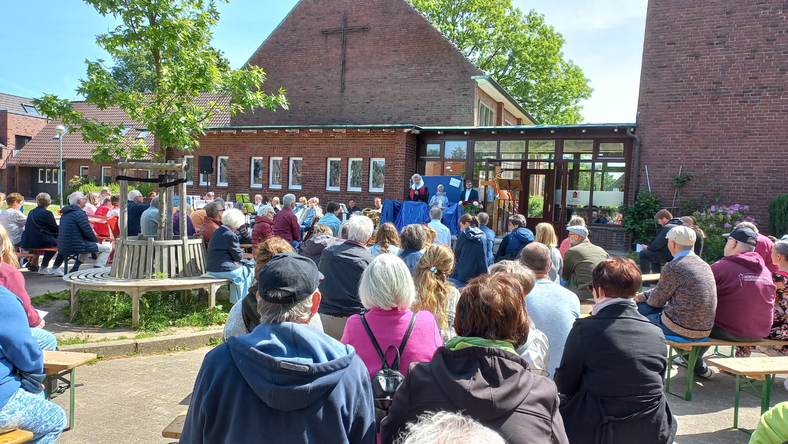 Das Foto zeigt den Openair-Gottesdinst vor der Bigenhagenkirche in Nettelnburg. 